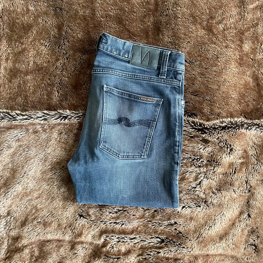 Nudie jeans | modell Lean Dean | storlek 33/36 | fint skick förutom ett litet hål på knät | om du har frågor så kan du självklart höra av dig. Jeans & Byxor.