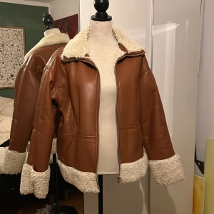 Brun skinnjacka  - Brun skinnjacka med fluff.  Höst/vinterjacka, ginatricot, S, oversized 