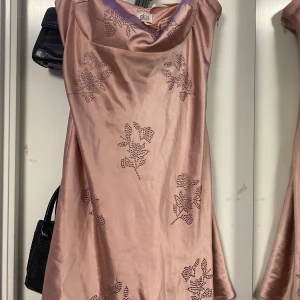 klänning - säljer denna jättefina klänning från polly då den aldrig kommit till användning, lappen sitter nog fortfarande kvar.🩷klänningen är i strl M/S köpt för 1200kr