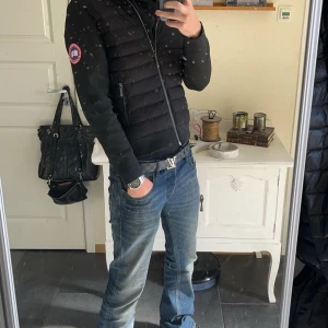 Canada goose cardigan  - Helt ny Canada Goose Cardigan, hyfsat tjock och perfekt till höst/vintern med en hoodie eller liknande under, är 192 och väger 75 kg och är lite kort men sitter bra runt kroppen annars, priset är ej hugget i sten 