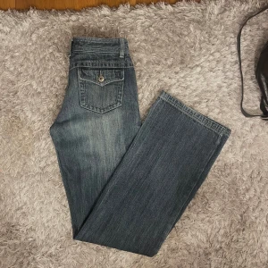 LÅNGA lågmidjade jeans - Säljer dessa assnygga lågmidjade jeans i storlek 29. Säljer då de är lite små på mig! Innerbenslängden är 85cm och midjan rakt över är 37cm. ❤️