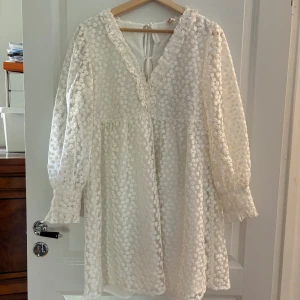 Puffig vit klänning  - Jättesöt vit klänning. Storlek M. Fint skick. Oanvänd men saknar prislapp.