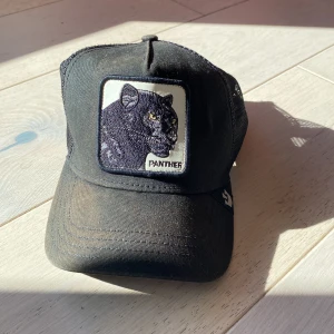 Panther keps - En svart keps som passar de flesta. Bekväm och snygg