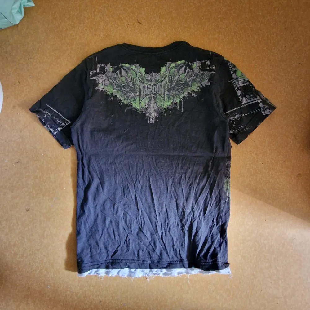 Rare Tapout tshirt, var en thermal innan men jag klippte av armarna. Storlek L passar S fråga gärna om mått. Skjortor.