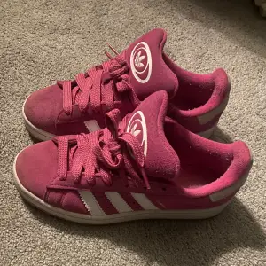 Rosa adidas campus skor i strl 38💖💖 Dom är i nyskick då jag bara har avbränt dom ett fåtal gånger för köpte dom i juli och inga defekter förekommer💖💖 Skriv för fler bilder!!