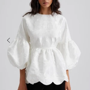 Blus By Malina - Sååå fin blus från by Malina, Storlek S, säljes då jag inte passade i den. Annars superfint skick med lappar kvar🥰 Nypris: 2400kr