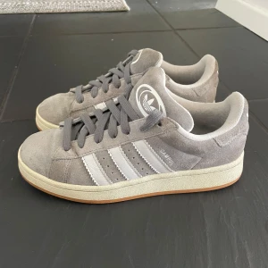 Adidas campus 00  - Säljer nu mina adidas campus 00 för endast 850 kr inklusive frakt 💕 de är i bra skick då de endast är använda några få tillfällen. Grå adidas-orginal snören då jag personligen tyckte de var snyggare. Kartong ingår ej.