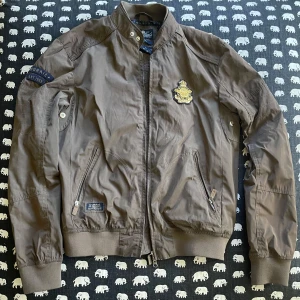 Morris Vår/Höst Jacka - Säljer en snygg bomberjacket från Morris!  Storleken är small, passar dig som är 175-180 ca. Om du har några frågor är det bara att skicka!