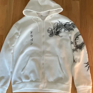 Vit Hoodie  - Hoodie i perfekt skick bra till hösten 