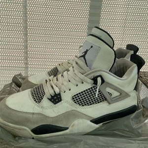 Jordan 4 military black - I skick 5/10. Går att rengöra lite arnars ska skon inte ha några fler skador utan fortfarande jätte bekväma!