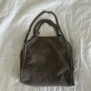 Stella McCartney väska  - Äkta Stella McCartney väska i mini storleken 🩷🩷 Har tecken på användning men är fortfarande i bra skick! Skriv för frågor eller fler bilder