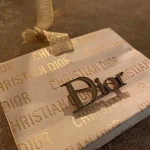 Dior brosch - Säljer en exklusiv klassisk brosch från Dior i silver. 🤍✨🤍✨🤍✨🤍✨🤍