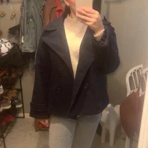 Kappa design by si - GINALLI COAT - DARK NAVY,  Använd fåtal gånger och säljer för att jag har en annan vår/höst jacka som jag köpte direkt efter den här jackan. Kan postas men annars finns den att hämta i Skellefteå. Orginal pris 757:- bara hör av dig om du har frågor.