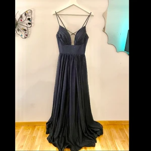 Balklänningar/Bröllopsklänning - En väldigt fin och fluffig klänning.❤️ Klänningens storlek är mellan 36-40 pgv öppningen i ryggen