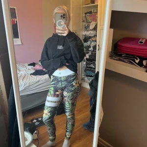 Stronger tights - Gröna Vietnam tights, original pris 799. Endast använda 1 gång, säljer då jag inte använder dem.