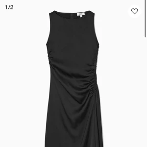 Söker!! - Söker denna klänning från COS. Asymmetric dress. I storlek XS eller S
