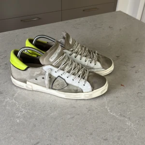 Philipe model  - Säljer ett par philippe model. Strlk 41 men passar 42. På bilden är dem ganska smutsiga ich blöta. Men det går att fixa. Lite skador i hälen !! Bytes gärna mot ett par dondup / Jacob choen !! 