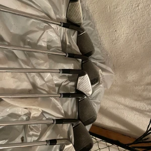 P-4 Golfset + driver - Säljer nu mina klubbor som gått i 2 säsonger sparsamt använda!  Mvh