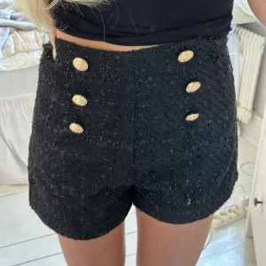 Kostym shorts  - Säljer ett par supersnygga kostymshorts, vet ej var dom är ifrån men jättefina nu till hösten. Guld och glittriga 