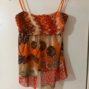 Unik topp🧡 - Vintage topp ifrån Calynex Paris💛står ej storlek men passar mig som har xs/s i toppar☺️