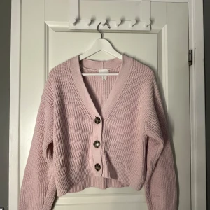 Stickad kofta - Rosta stickad kofta i fint skick💕