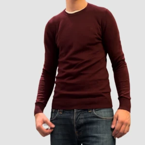 100% merino J.linderberg tröja - Vinröd stickad tröja från J.linderberg i storlek S men funkar till M,  Skick 9/10 inga defekter men använd ca 5 gånger  I 100% merino ull  Tveka inte att höra av dig vid flera frågor & funderingar 