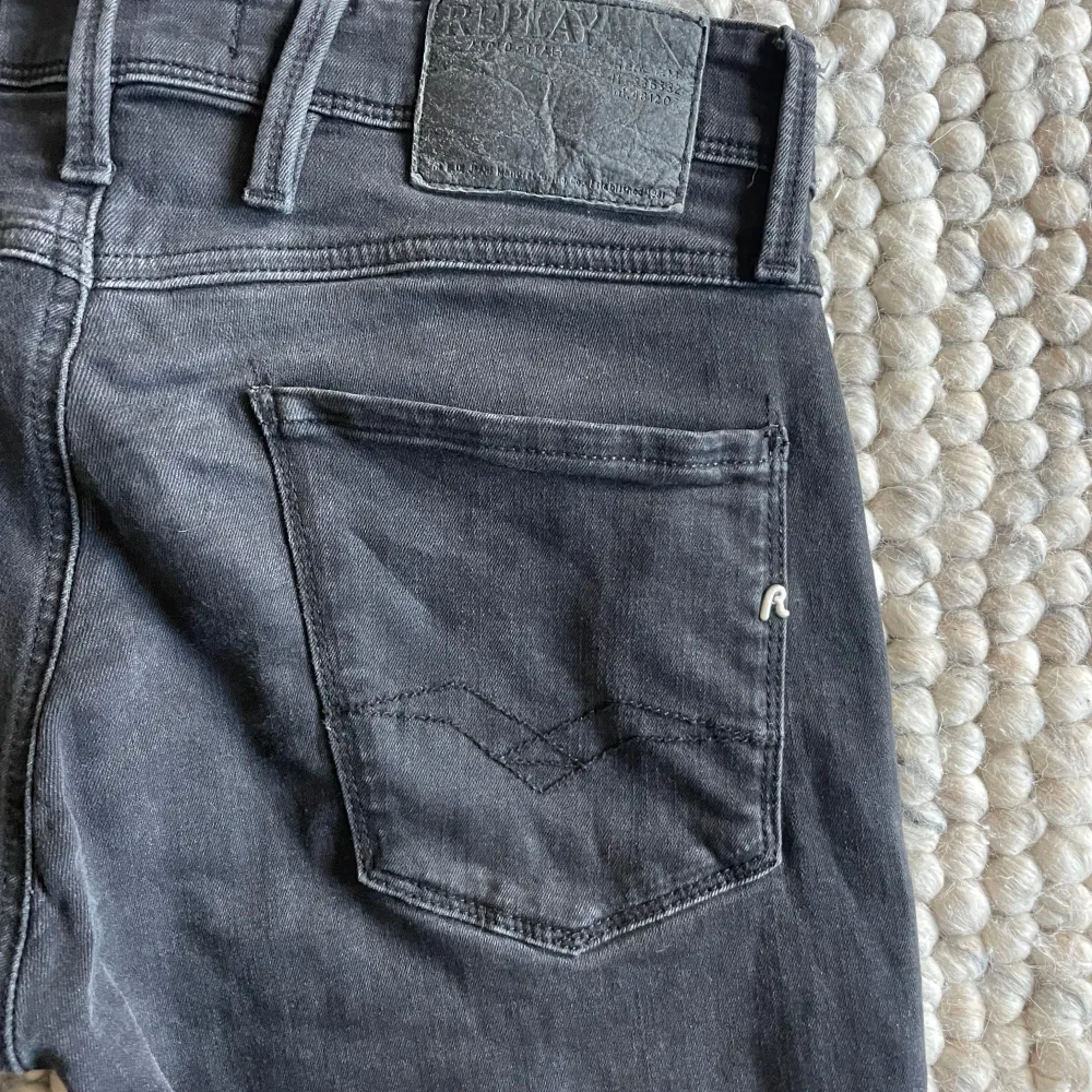 Tja, säljer nu dessa Replay jeans. Storlek 30 32. Ny pris 1200 mitt pris 550. Jeans & Byxor.