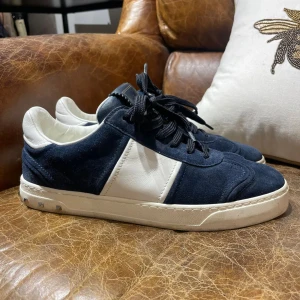 Valentino flycrew - Ajs flycrews i storlek 42. Inget fel på de. Alla nitar kvar. 