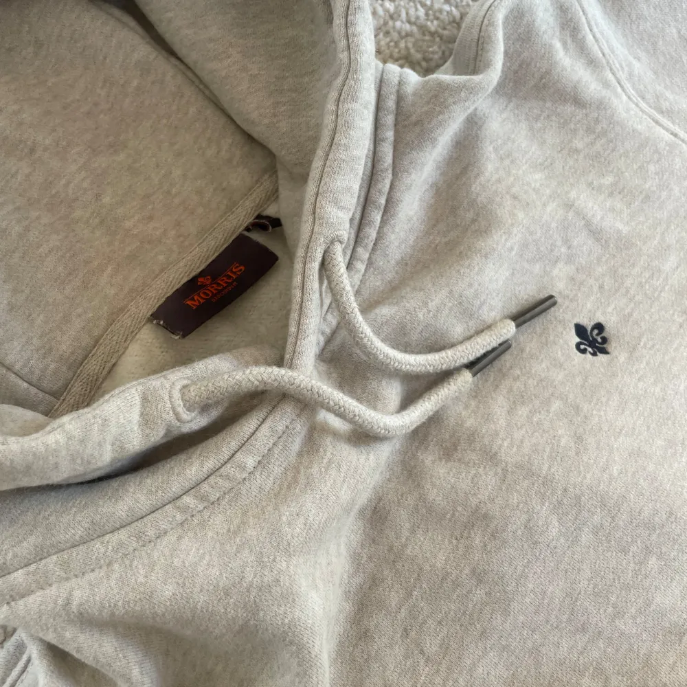 Säljer nu denna riktigt feta Morris Hoodien i färgen begie!  Pris kan diskuteras🍾. Hör av er vid frågor/funderingar! . Hoodies.