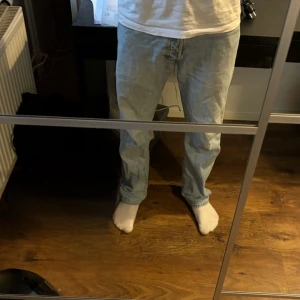 Herr Levi’s 501 jeans - Säljer dessa levi’s jeans pga av att de har blivit för små. De är i mycket fint skick och knappt använda skriv för fler bilder❤️❤️