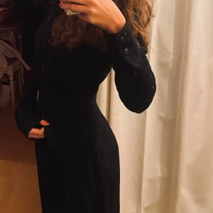 SVART KLÄNNING‼️ - Jättesnygg sofistikerad  klänning. 🖤 Som ny, i exklusiv kollektion från ZARA (classic concepts), bra material som gör att den ser lyxig ut. Nypris: 600 Knapparna går att knäppa.  Skärp går att ta av samt spänna! Buda gärna🥰  