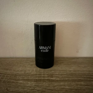 Armani code deo stick - Använd typ 3 gånger, luktar väldigt gott, nypris 350kr så det är ganska billigt för en ny.