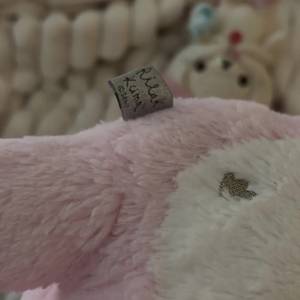 Säljer tre söta korilakkuma plushies från San-X i rosa och vitt. De har bedårande detaljer som enhörningshorn och små knappar. Perfekta för samlare eller som mysiga kramdjur.. Asusteet.