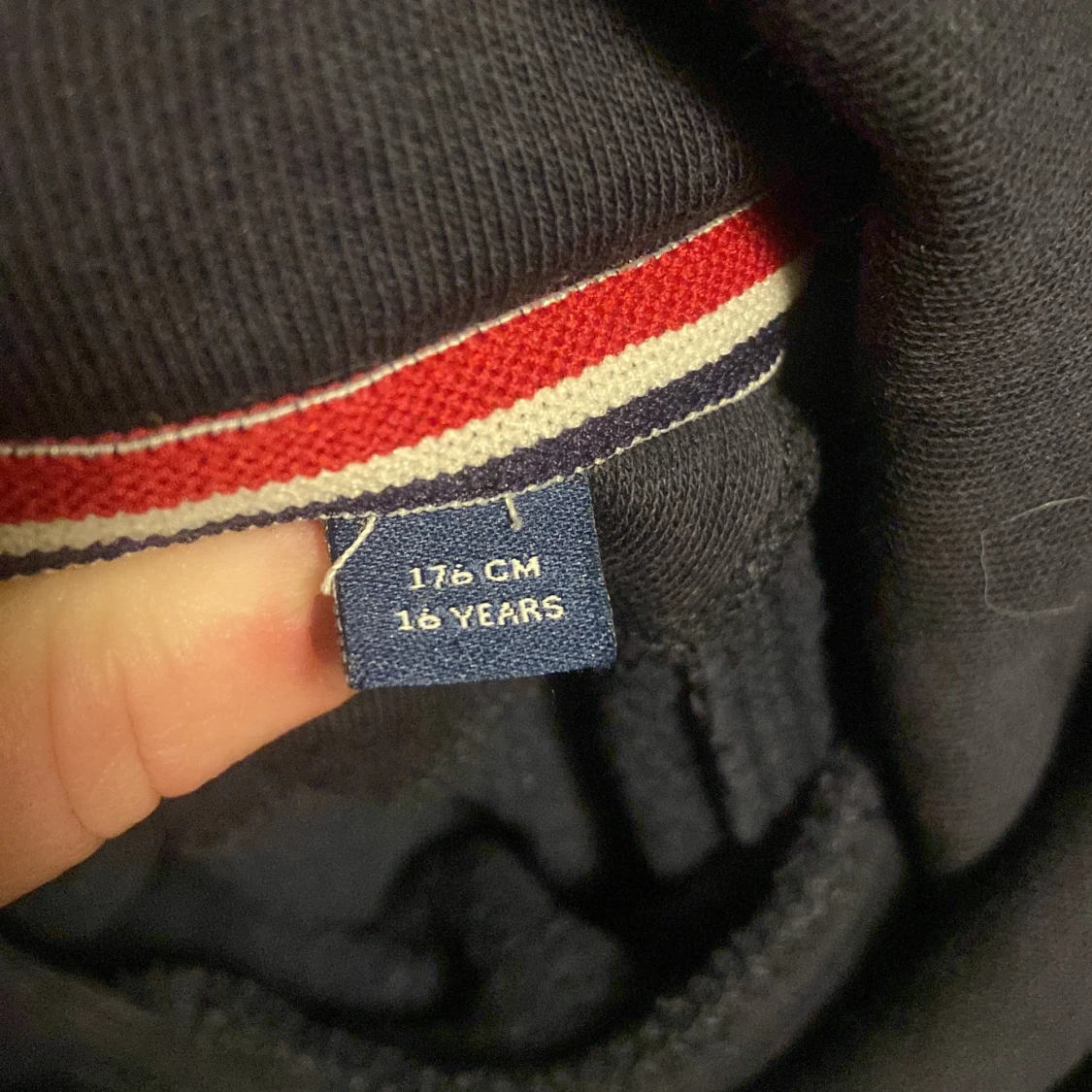 Mörkblå hoodie från GANT - 3