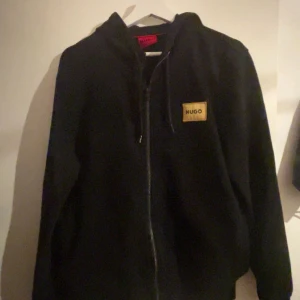 Hugo boss hoodie  - Säljer denna nästan helt nya Hugo boss hoodie. Den är i toppen skick. Storlek S. Pris kan diskuteras! 