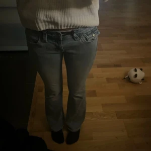 True religon jeans ljus blå - Säljer dessa skit snygga jeans ifrån True religon, dem passar tyvärr inte mig, de är i storlek 27. Använda 2 ggr, ingen defekt❤️