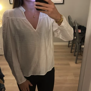 Snygg vit blus med puffärm  - säljer denna fina vita blus med lite puffärm som ej kommer till användning tyvärr