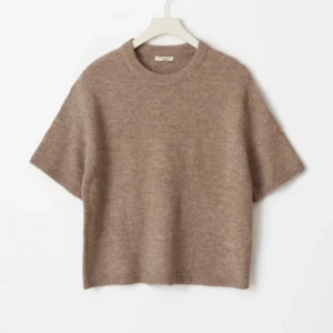 Beige stickad tröja från Gina Tricot - Mysig beige stickad tröja från Gina Tricot i storlek S. Tröjan har korta ärmar och en rund halsringning. 