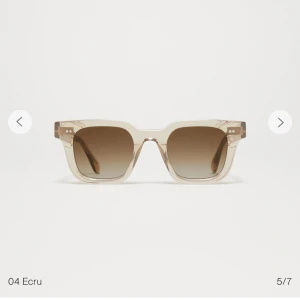 Chimi 04 solglasögon  - Ecru 04 Chimi solglasögon, knappt använda. Ny pris 1400kr. ( innehåller ett märkesfodral och en rengöringsduk + lådan solglasögonen kom med i) 