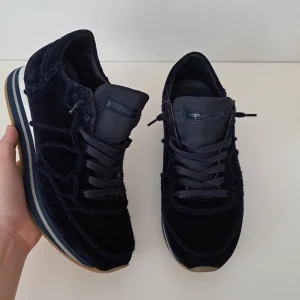 Philippe model skor - Tjosan! Säljer nu dessa nya marin blåa Philippe model trainers för endast 899kr! Nypris: 4100kr. Självklart äkta✅️ inget og medföljer därför billigt.🚫 Sjukt fina med infa defekter, jätte bra pris. | Använda 1-2 månader | OBS: titta sista bild för se färg.✅️   || Storlek 38 men passar mig perfekt som har storlek 39-40! || Skick 10/10🌌 hör av er över det minsta lilla!👌🏽