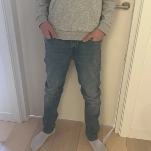 Blå jeans från Jack & Jones - Snygga blå jeans från Jack & Jones i moddelen skum fit Glenn . De har en klassisk femficksdesign och är perfekta för en stilren look. Passar bra till både vardag och mer uppklädda tillfällen.🔥Helt nya🔥 Då dem inte kommer till användning 👌🏻