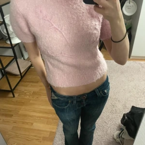 Rosa stickad topp från Zara - Säljer en söt rosa stickad topp från Zara med korta ärmar och ett diskret blommönster💕🌸