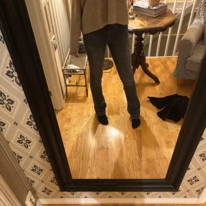Grå jeans - Snygga grå jeans med en bootcatt passform. Perfekta för en stilren look. De är låg midjade och passar bra till olika toppar och skor. Är perfekt för långa tjejer. Jag är 172 och de är alldeles för långa för mig