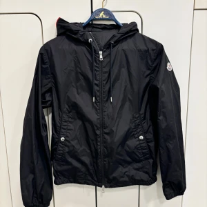 Moncler Grimpeurs - Moncler Grimpeurs windbreaker, inga tecken på användning, köpt ny av mig på care of carl, storlek 2 motsvarar S/M. kvitto och tags medföljer