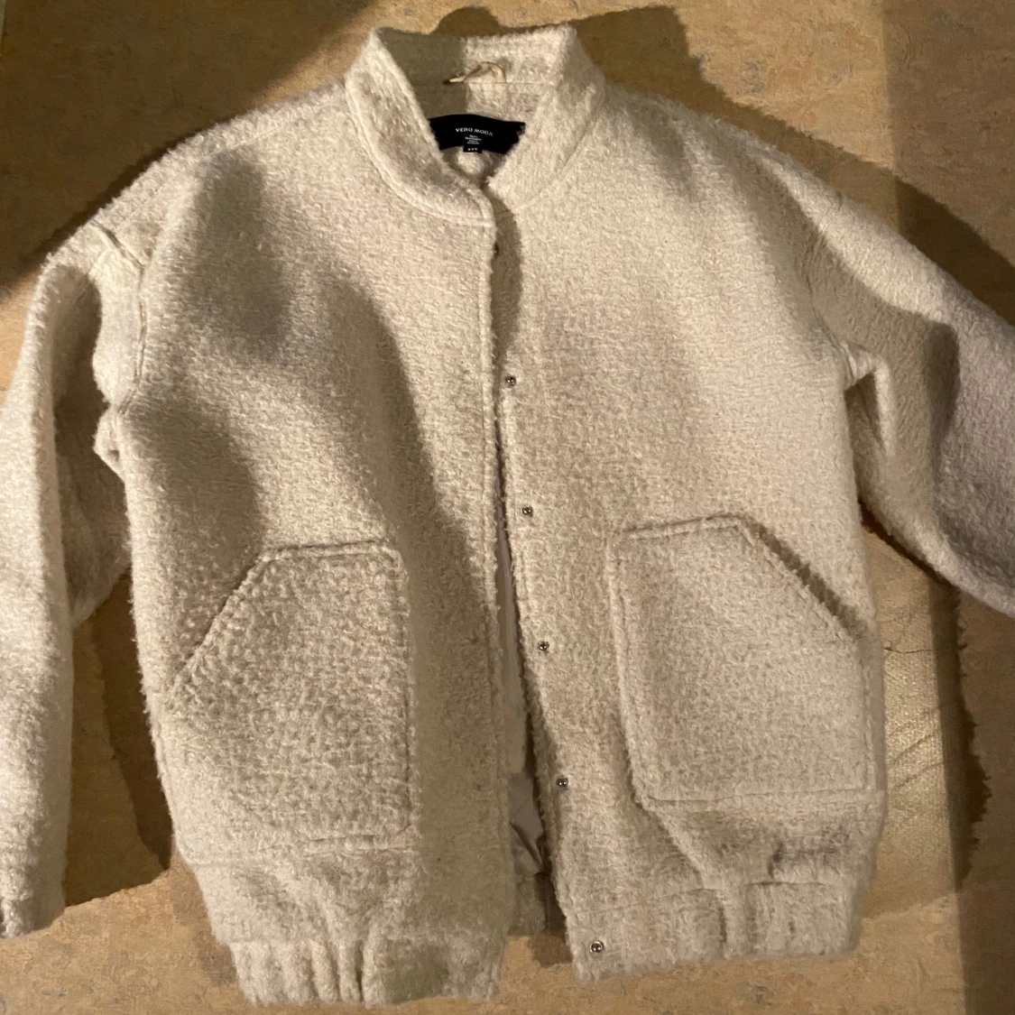 Vit teddyjacka med knappar