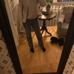 Grå jeans med bootcut - Snygga grå jeans med bootcut-stil. De har en klassisk design med fem fickor och en bekväm passform. Perfekta för en avslappnad look.