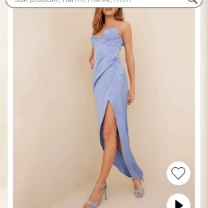 Balklänning  - Hej, säljer min jättefina bal klänning med slits🥰 Den är i en blå/lila färg och i storlek 36😊Skriv för egna bilder, nypris 799kr