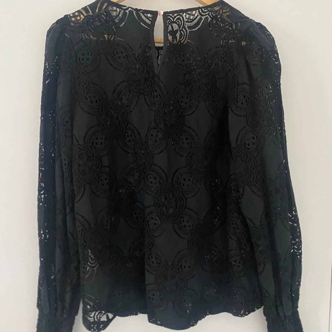 Svart spetsblus från Kaffe - 1