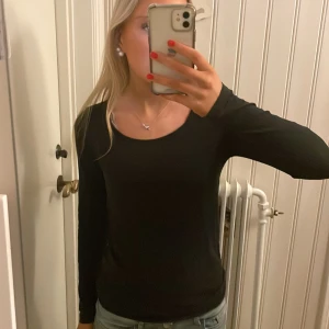 U-ringad tröja  - Säljer denna stilrena u-ringade tröja då den inte kommer till användning. Är i mycket bra skick och sitter superbra. 
