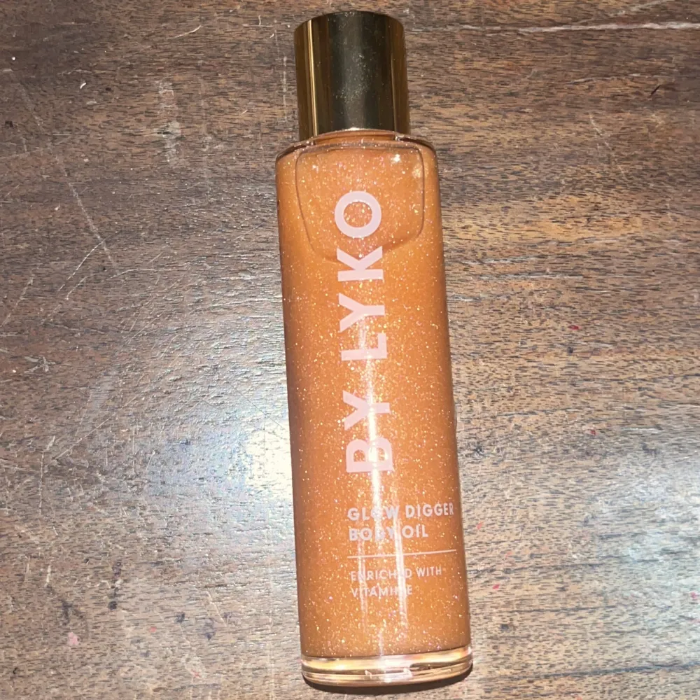Säljer en flaska Glow Digger Body Oil från By Lyko. Denna kroppsolja är berikad med vitamin E och har en skimrande effekt som ger huden en vacker lyster. Aldrig använd o helt ny! Pris går att diskutera. Beauty.